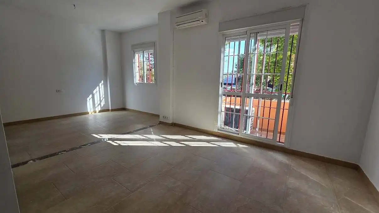 Vista exterior de Casa adosada en venda en Dos Hermanas