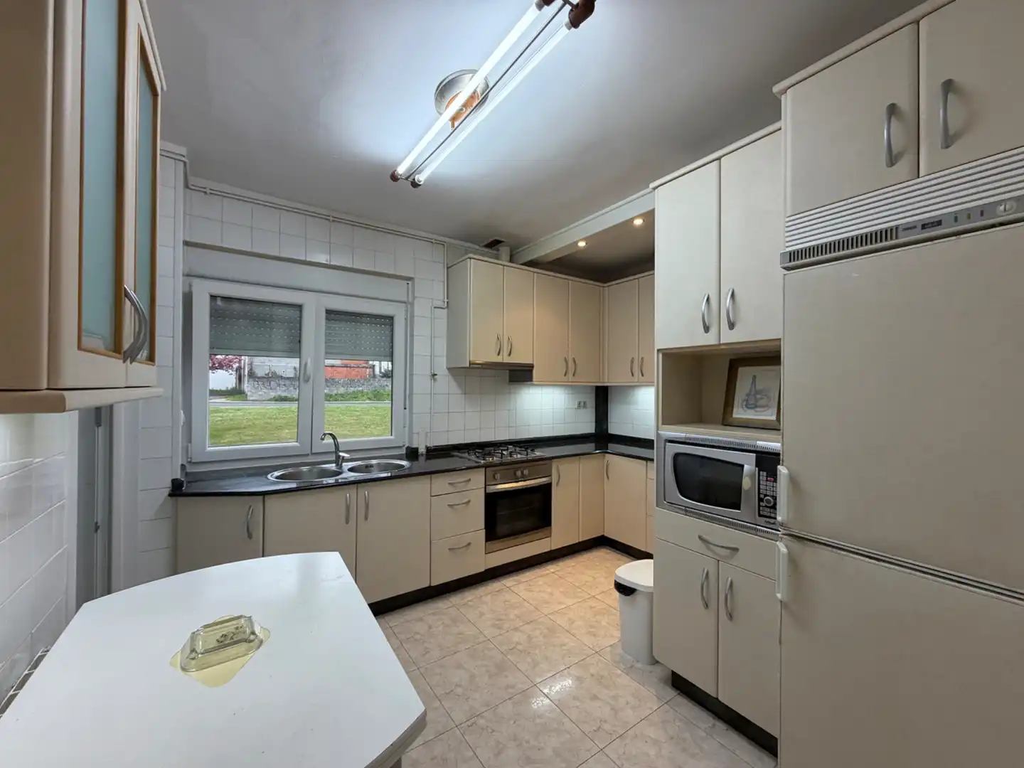 Cocina de Piso de alquiler en Lugo Capital con Calefacción, Jardín privado y Parquet