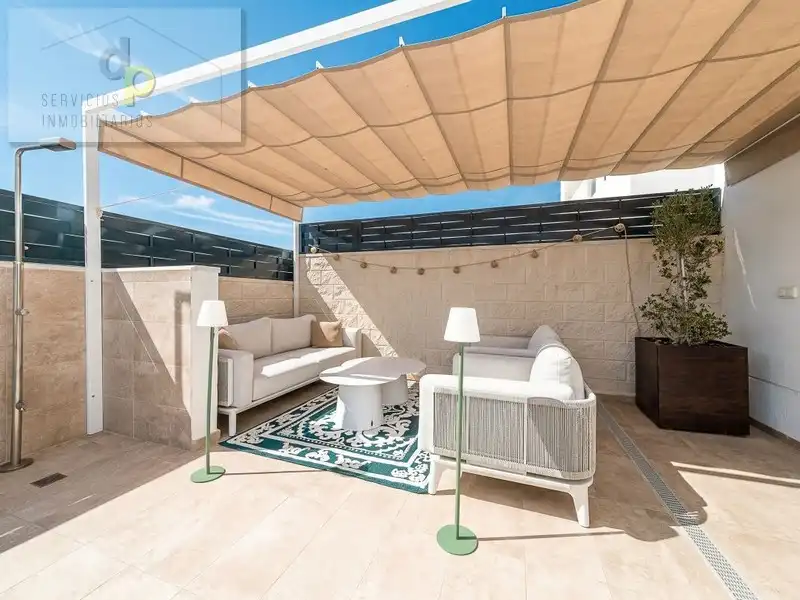 Chalet con piscina en venta en Calle Soria 19