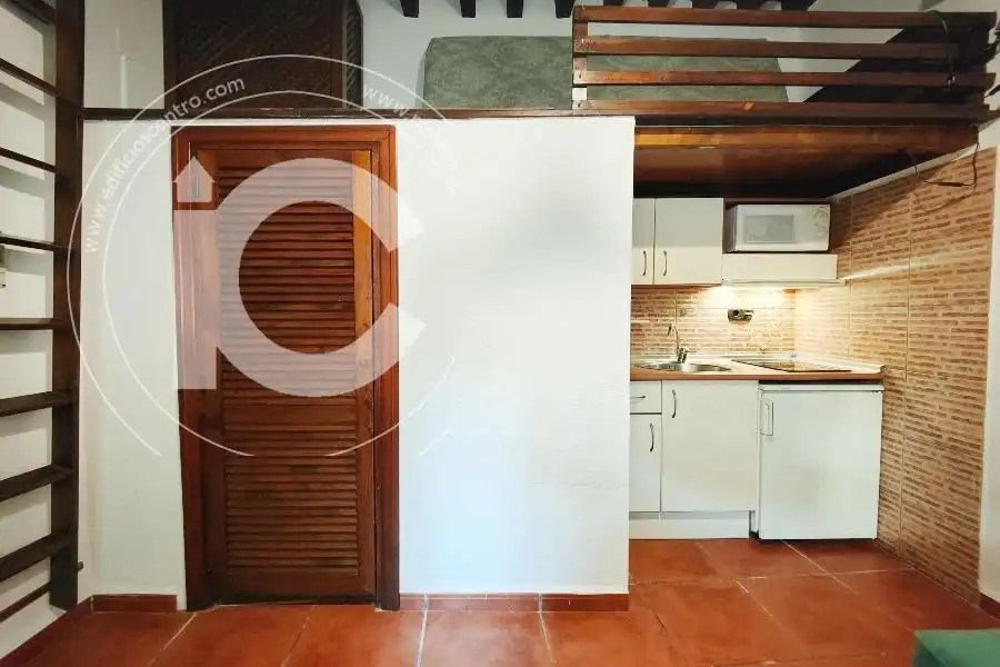 Cocina de Estudio de alquiler en Granada con Aire acondicionado