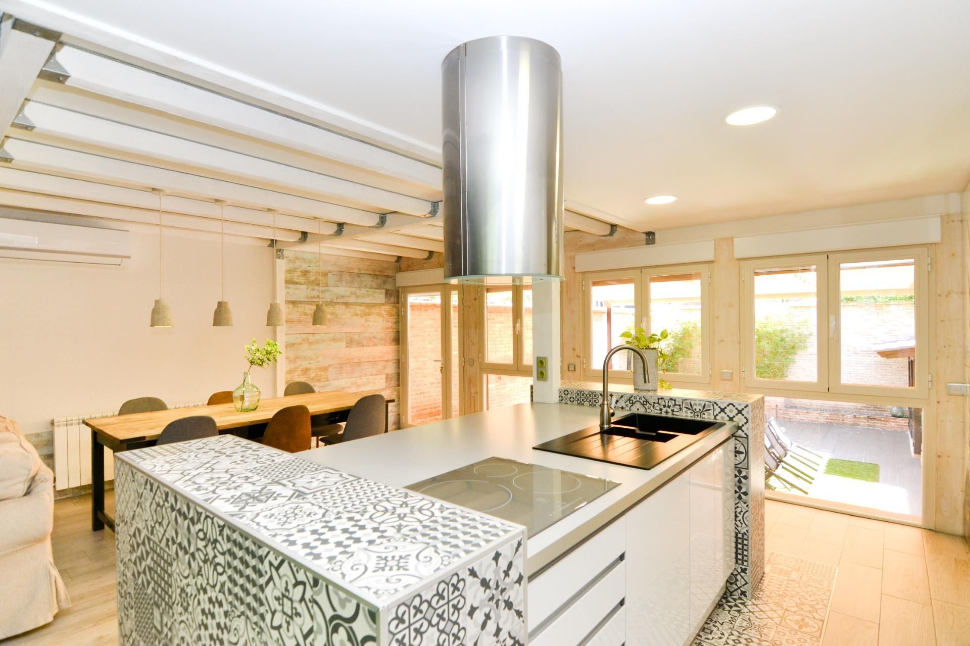 Cuina de Casa adosada en venda en Navalcarnero amb Aire condicionat, Calefacció i Jardí privat