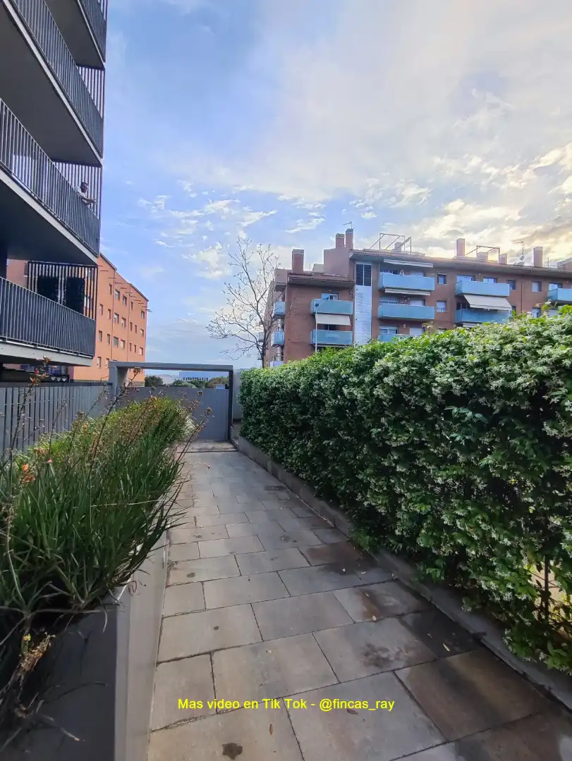 Vista exterior de Piso en venta en Ripollet con Aire acondicionado, Calefacción y Parquet