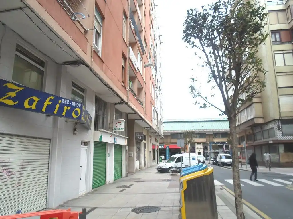 Local comercial en venta en Santander - calle alféreces provisionales