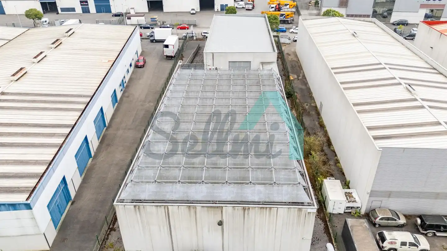 Vista exterior de Nave industrial en venta en Oviedo 