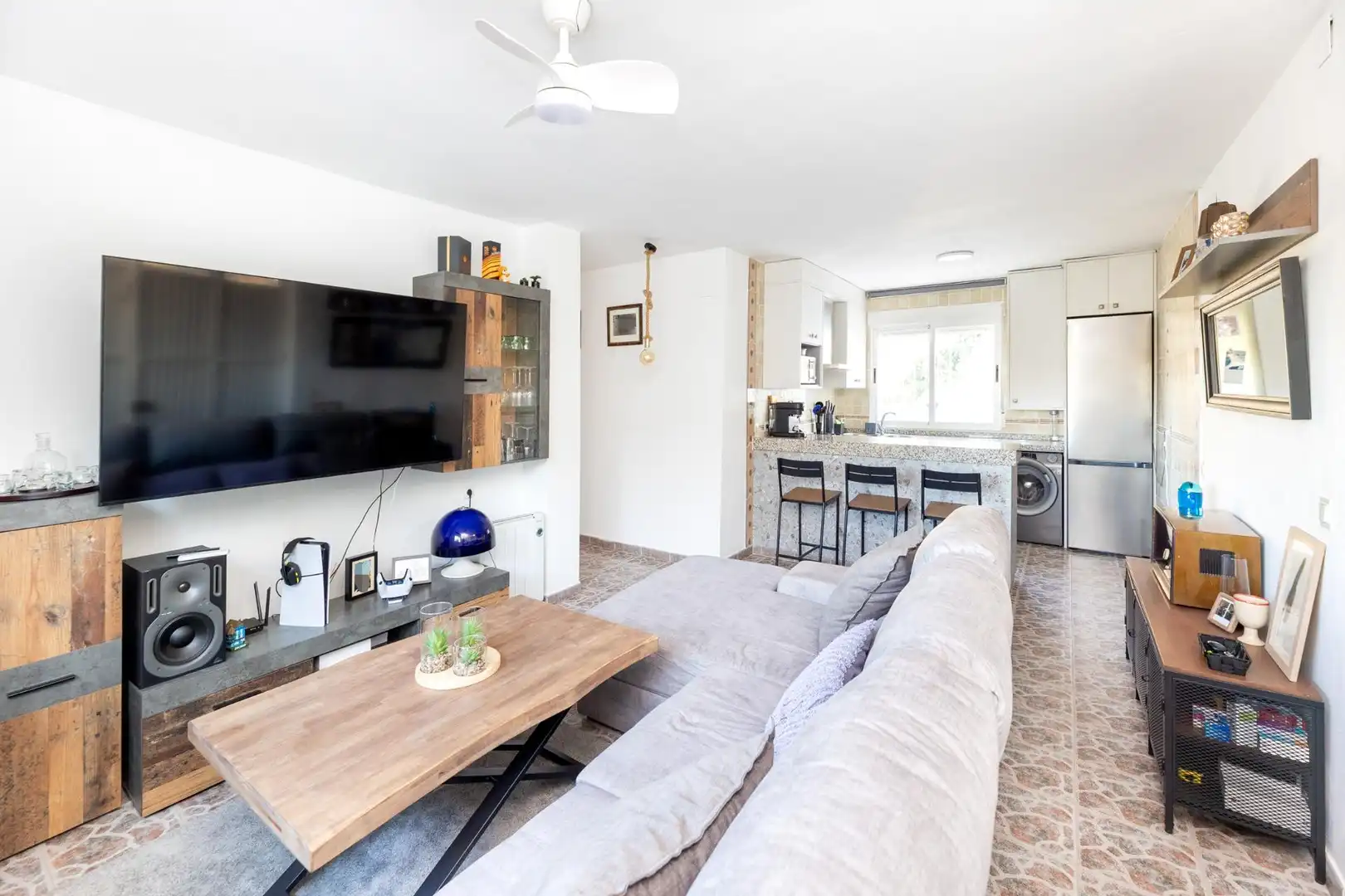 Sala d'estar de Casa o xalet en venda en Cogollos de la Vega amb Jardí privat, Terrassa i Traster