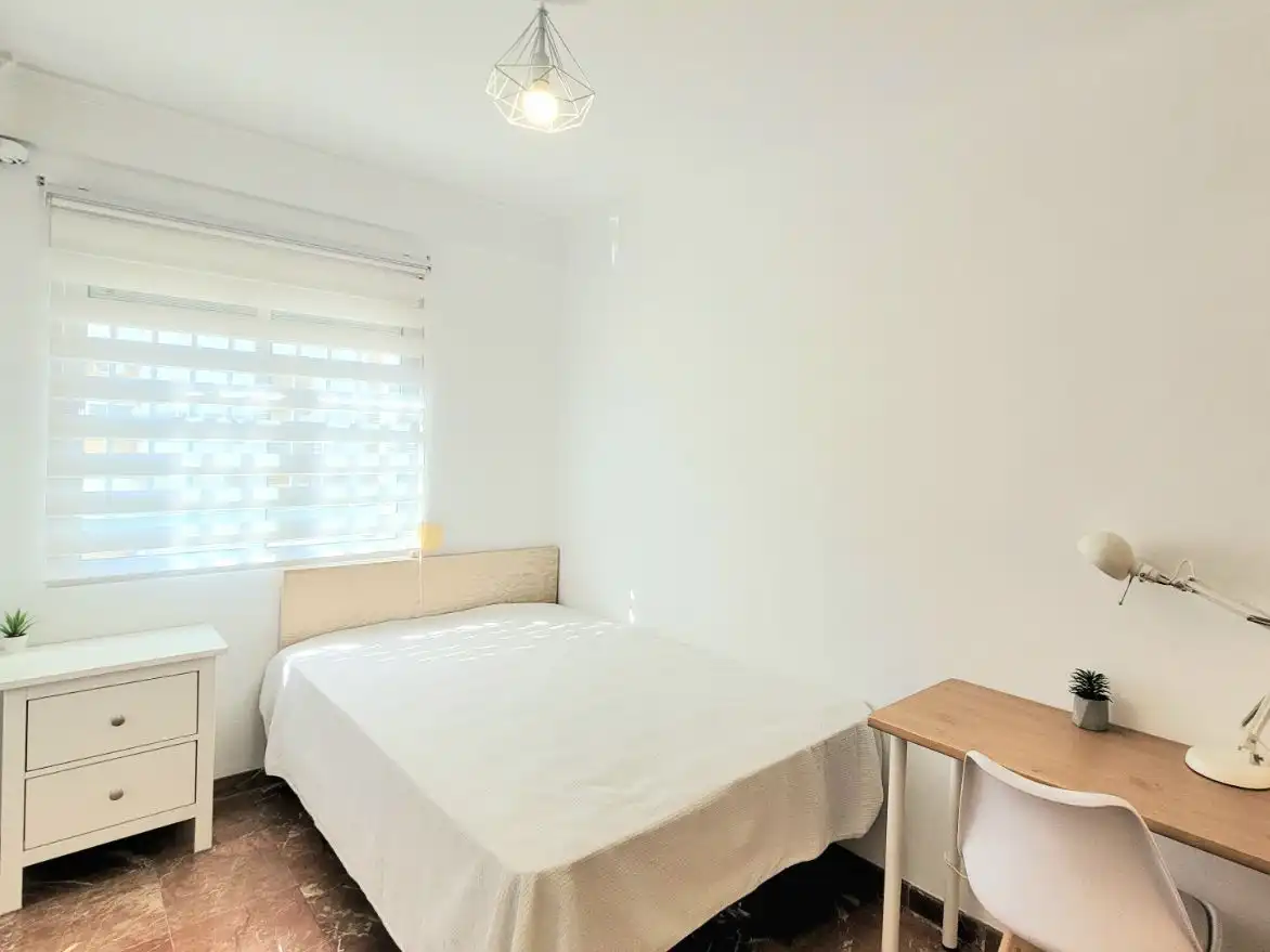 Room in Avenida de Sánchez Pizjuán, 15, El Torrejón - El Cerezo