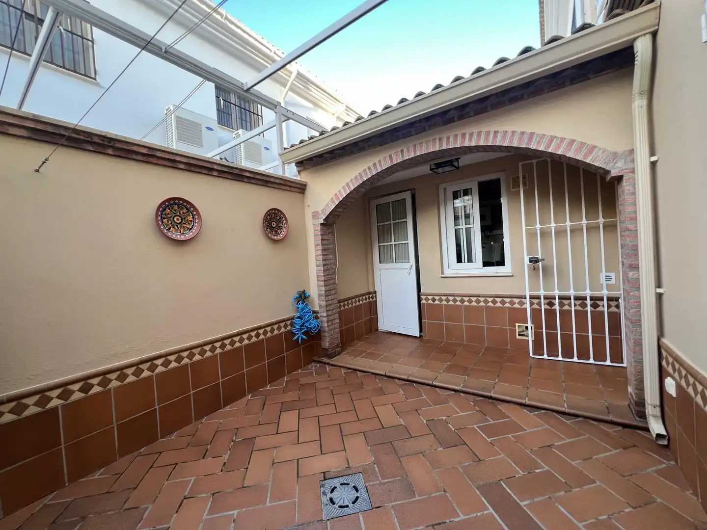 Vista exterior de Casa adosada en venda en Utrera amb Aire condicionat