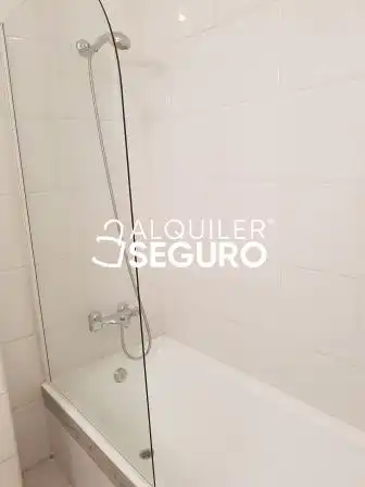 Badezimmer von Wohnung zur Miete in Bilbao  mit Heizung, Terrasse und Möbliert