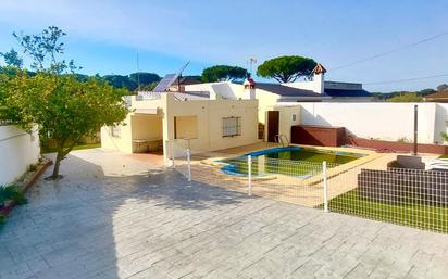 Vista exterior de Casa o xalet en venda en Chiclana de la Frontera amb Aire condicionat i Piscina