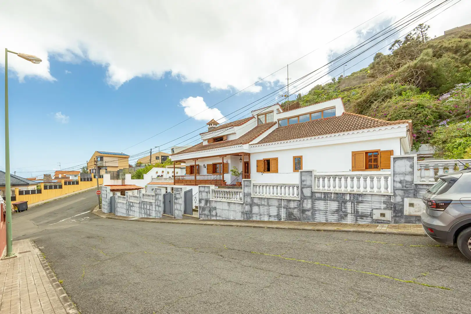 Vista exterior de Casa o xalet en venda en Las Palmas de Gran Canaria amb Aire condicionat, Jardí privat i Terrassa
