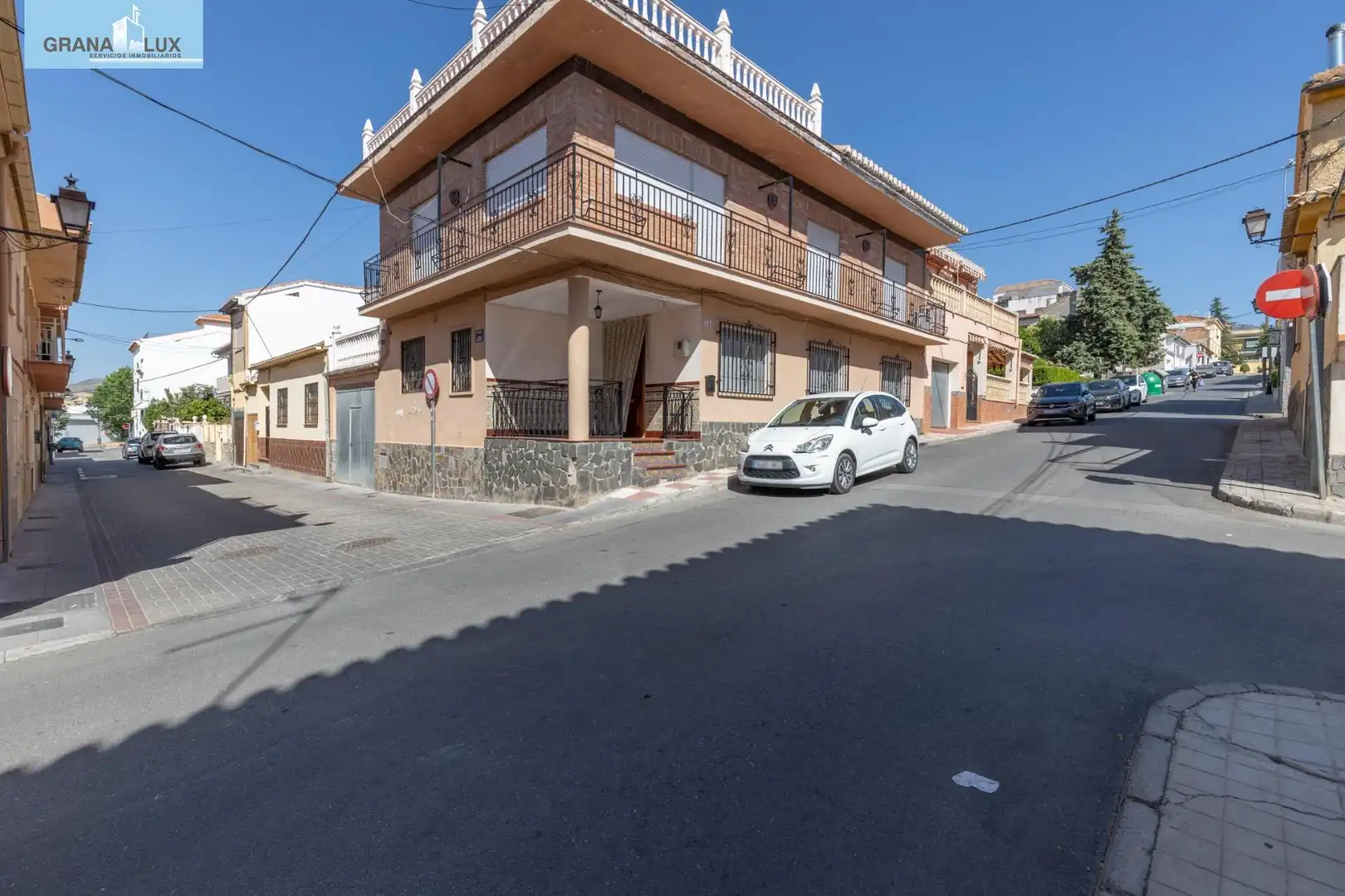 Vista exterior de Casa o xalet en venda en La Zubia amb Terrassa