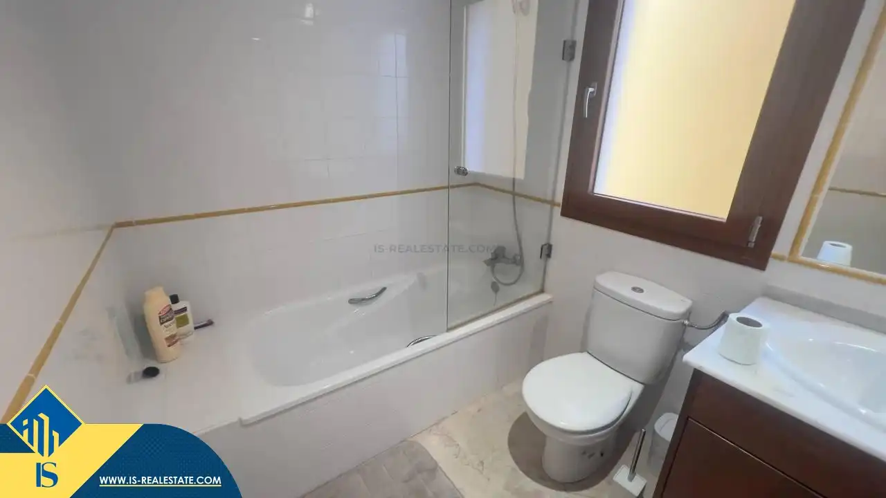 Bany de Pis de lloguer en Torrevieja amb Terrassa, Moblat i Forn