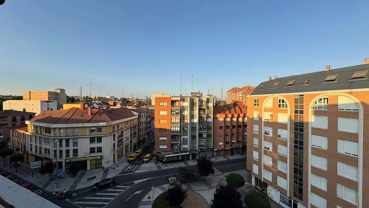 Vista exterior de Piso en venta en León Capital  con Terraza