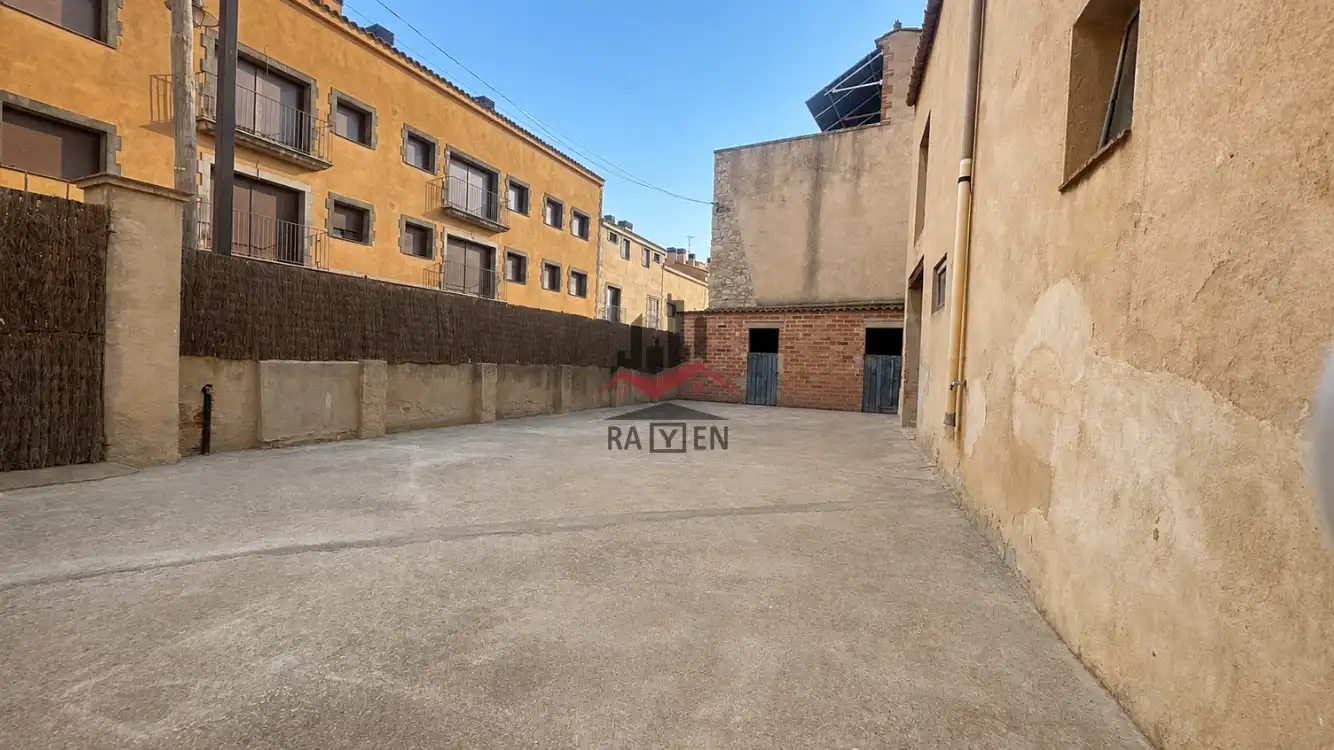 Vista exterior de Casa adosada en venda en Riumors