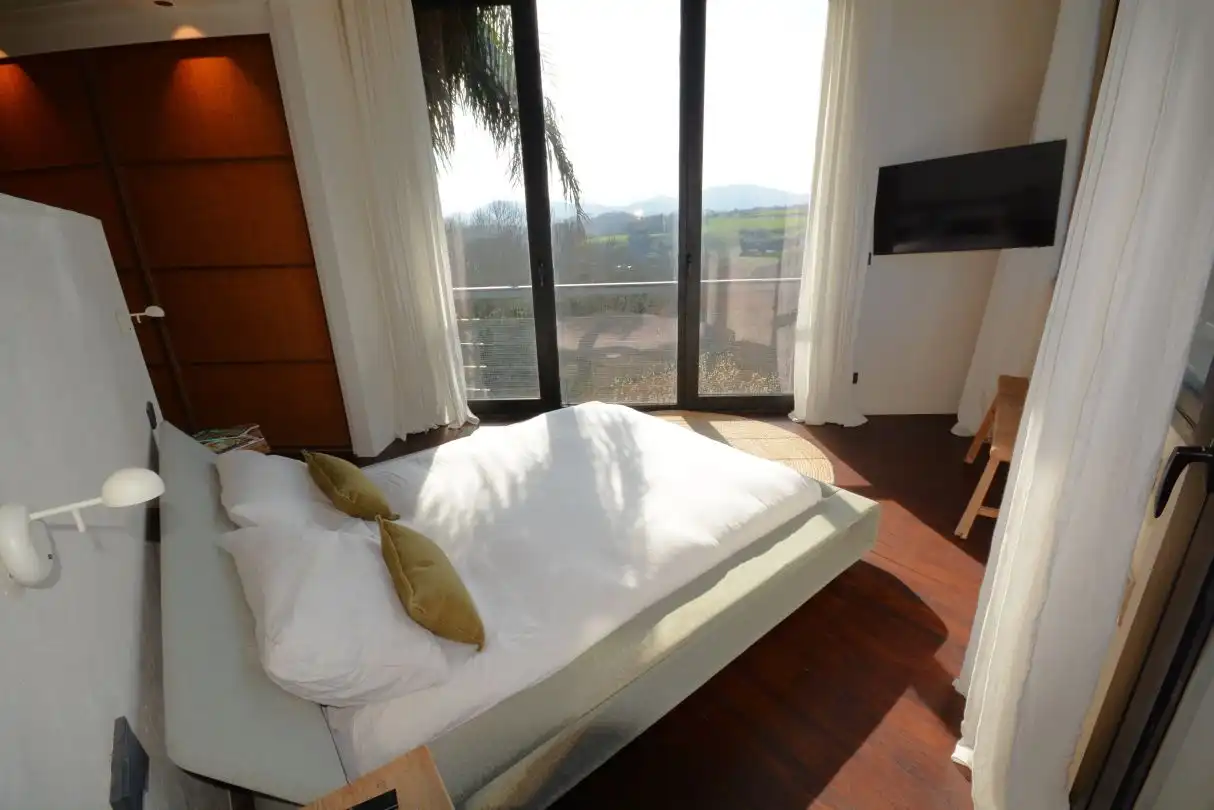 Dormitori de Casa o xalet en venda en Donostia - San Sebastián  amb Aire condicionat, Calefacció i Jardí privat