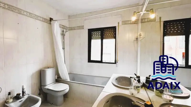 Badezimmer von Haus oder Chalet zum Verkauf in Bargas mit Klimaanlage, Heizung und Terrasse