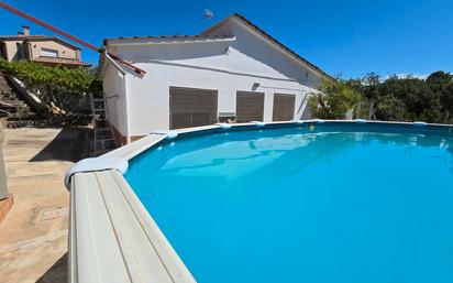 Piscina de Casa o xalet en venda en Sant Esteve Sesrovires amb Terrassa i Piscina