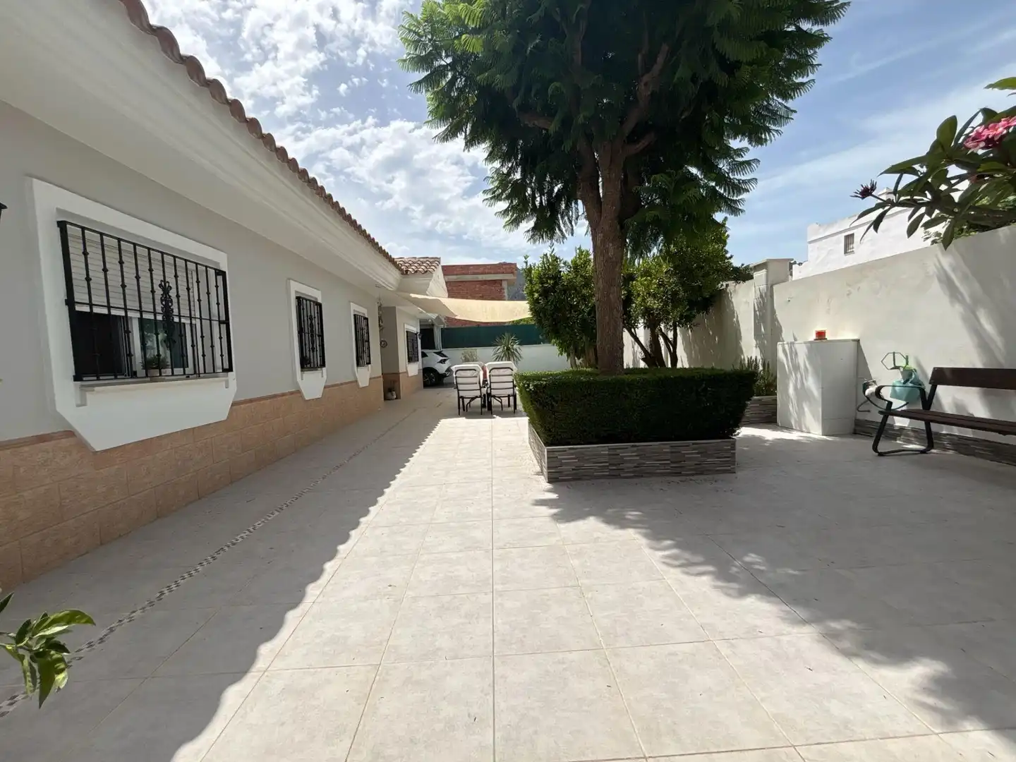 Vista exterior de Casa o xalet en venda en Alhaurín de la Torre amb Aire condicionat, Terrassa i Traster