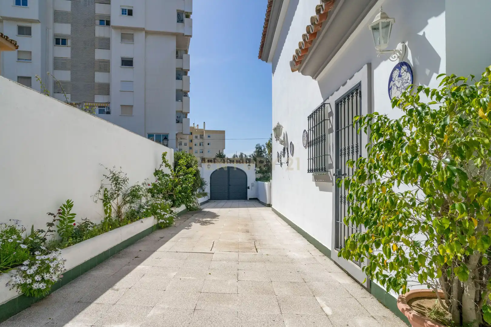 Vista exterior de Casa o xalet en venda en Fuengirola amb Aire condicionat, Jardí privat i Traster