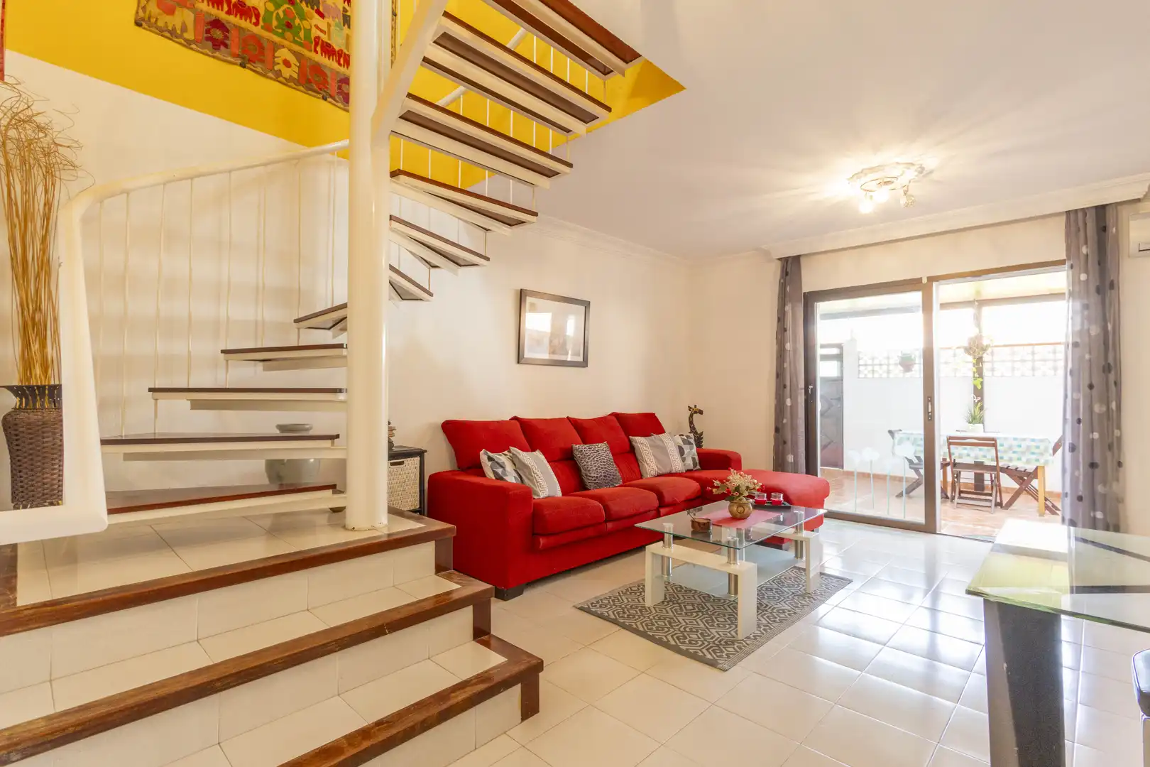 Sala d'estar de Casa adosada en venda en Granadilla de Abona amb Aire condicionat, Jardí privat i Terrassa