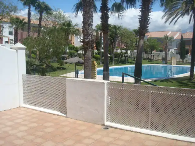 Schwimmbecken von Erdgeschoss zur Miete in Chiclana de la Frontera mit Klimaanlage, Heizung und Terrasse