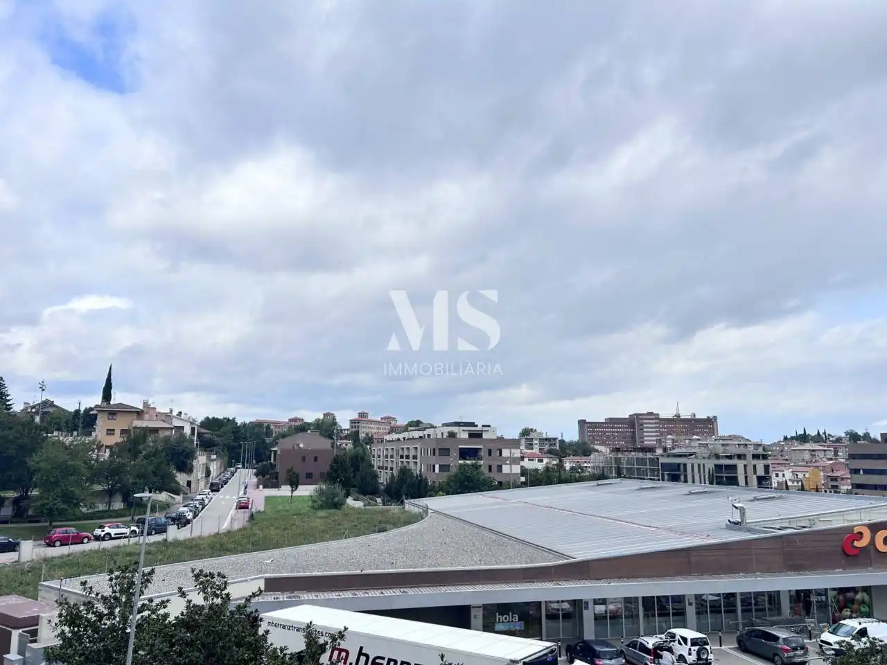 Vista exterior de Casa adosada en venda en Vic amb Calefacció i Terrassa