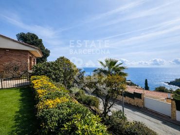 House with pool for sale in Carrer de la Cala
