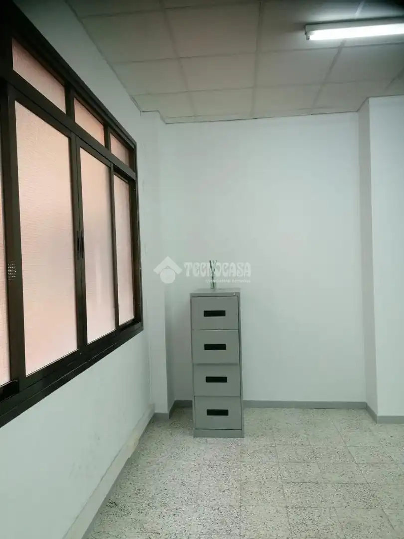 Dormitori de Local en venda en Móstoles amb Aire condicionat