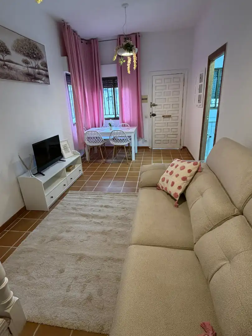 Sala de estar de Casa o chalet en venta en Navamorcuende con Calefacción, Terraza y Amueblado