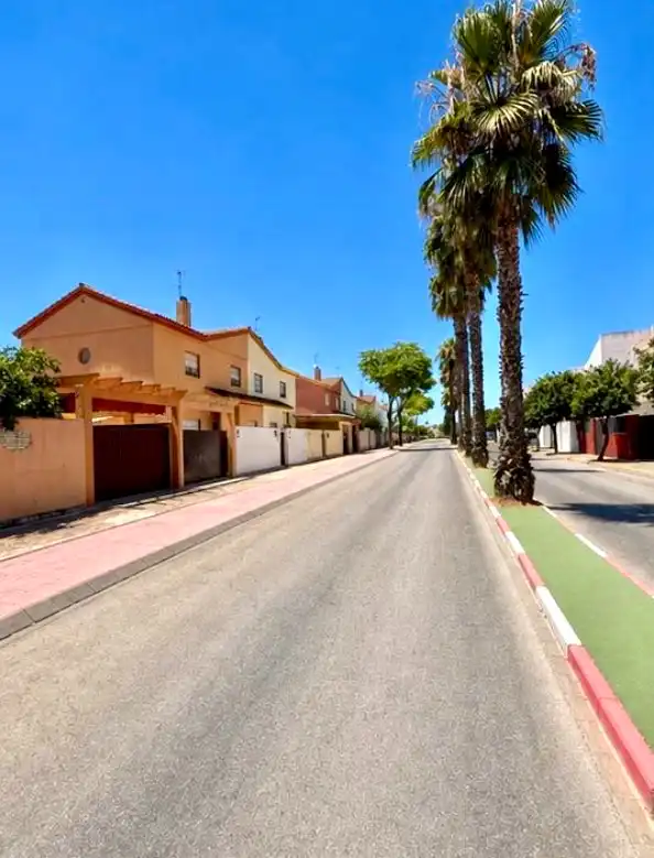 Vista exterior de Casa adosada en venda en Espartinas amb Jardí privat, Terrassa i Piscina