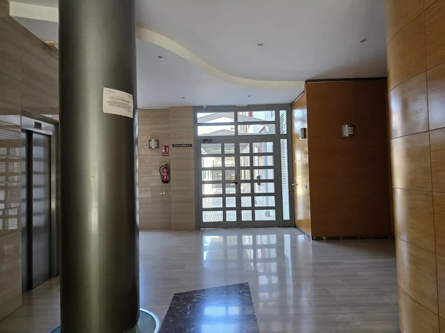 Wohnung zum Verkauf in Valencia mit Klimaanlage, Privatgarten und Terrasse