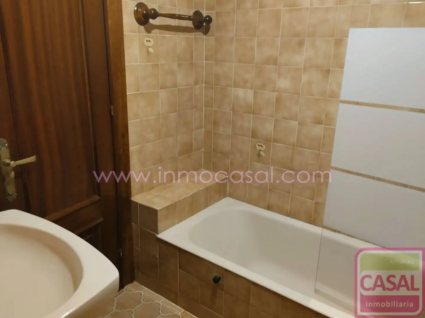 Bathroom of Flat for rent in Oviedo   with Heating, Terrace and Storage room
