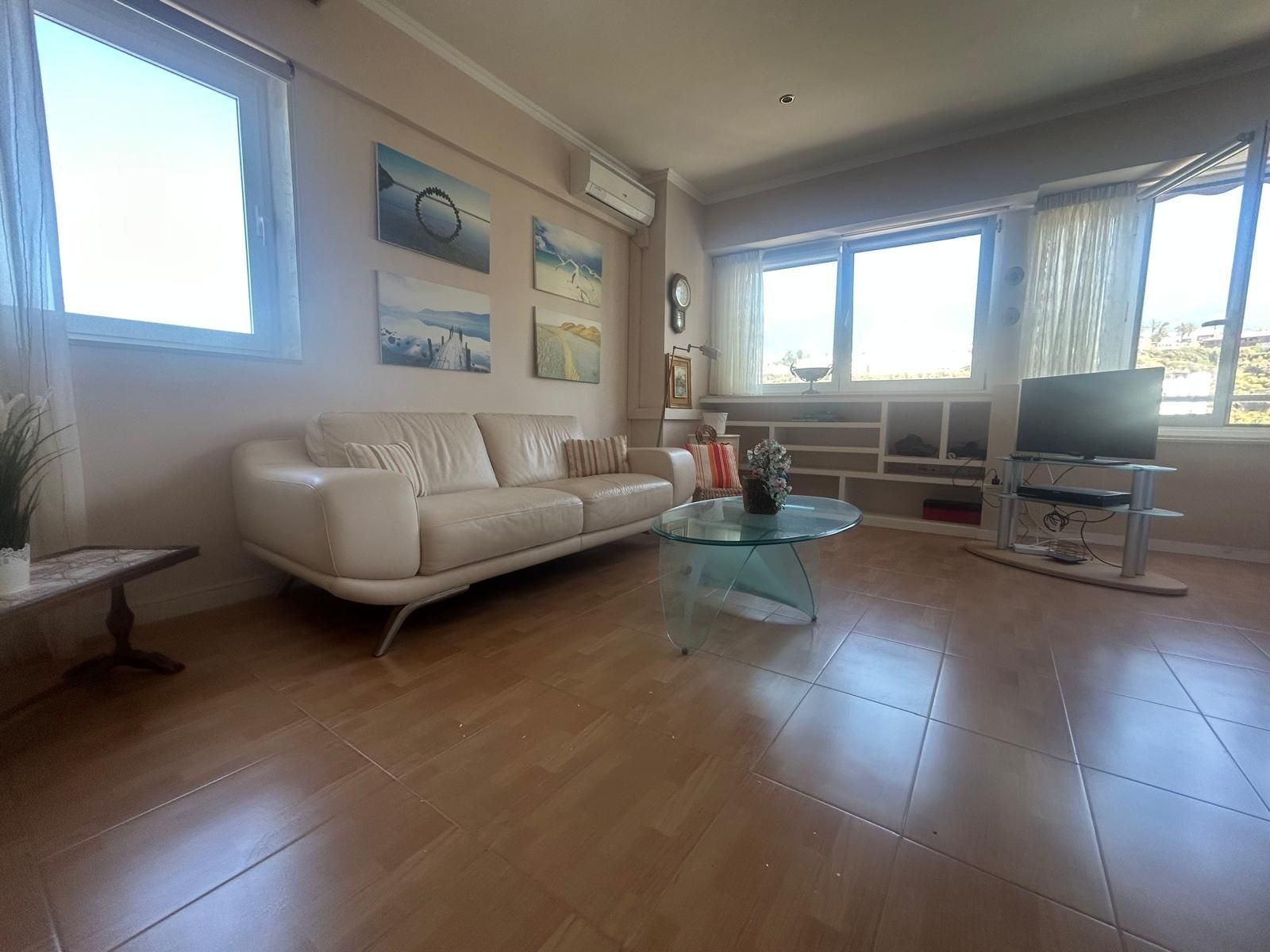 Sala d'estar de Apartament en venda en Puerto de la Cruz amb Moblat i Piscina comunitària