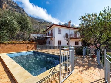 Villa avec balcon à vendre à Güéjar Sierra