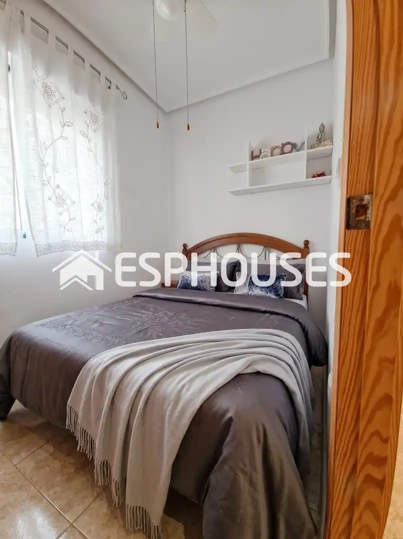 Habitación de Apartamento en venta en Guardamar del Segura con Aire acondicionado, Amueblado y Balcón