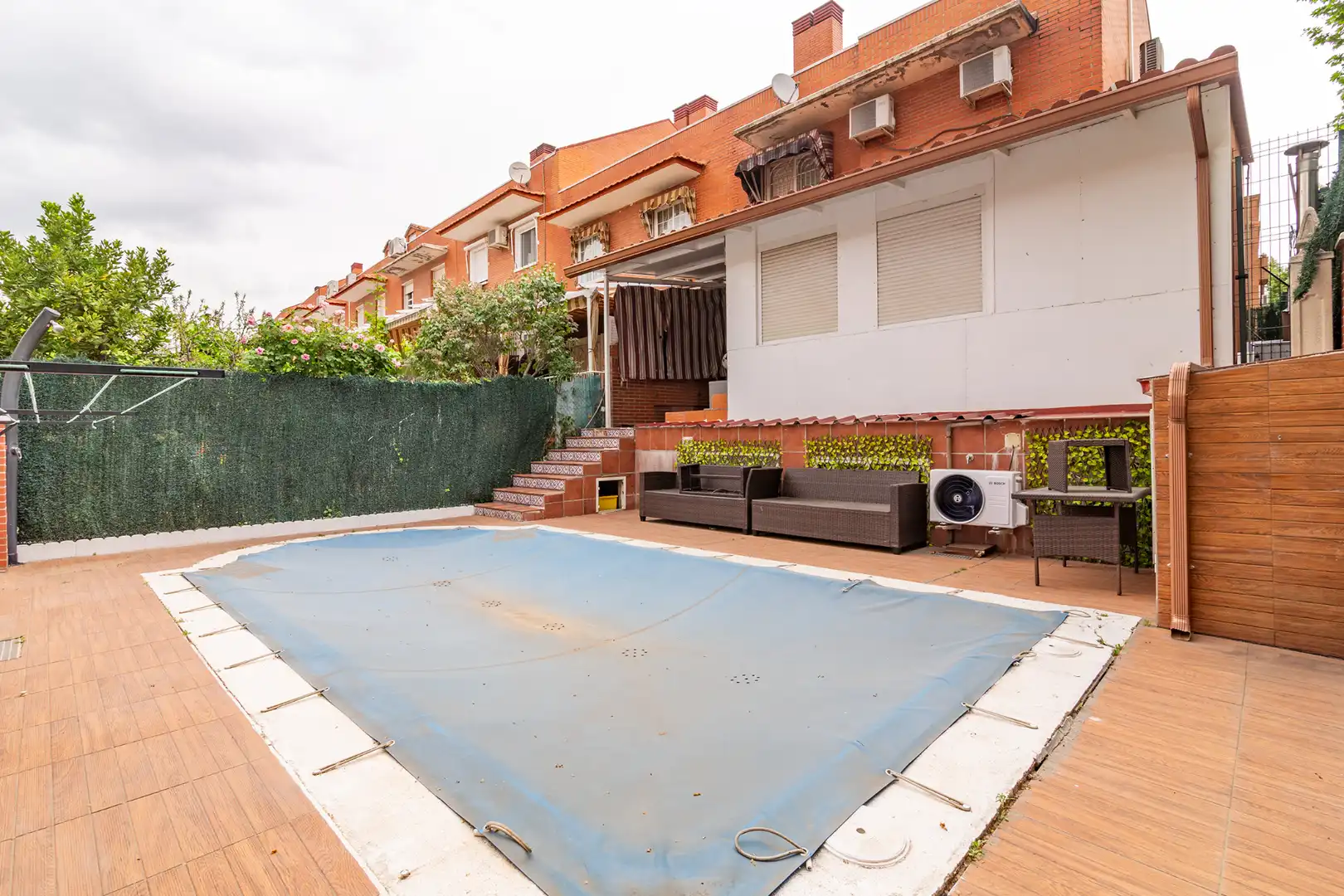 Piscina de Casa adosada en venda en Móstoles amb Aire condicionat, Jardí privat i Piscina