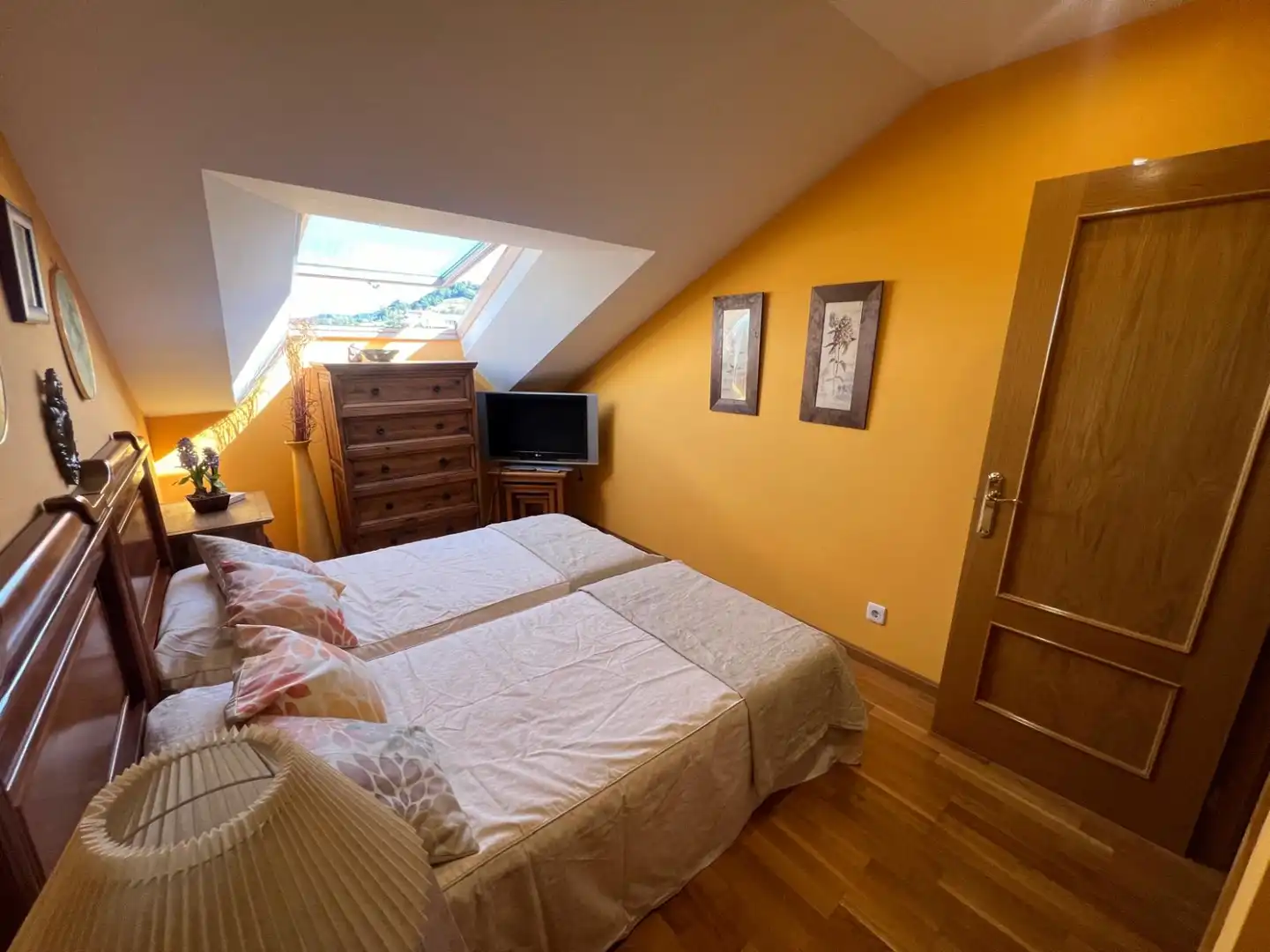 Schlafzimmer von Dachboden zum Verkauf in Villaviciosa mit Heizung und Balkon