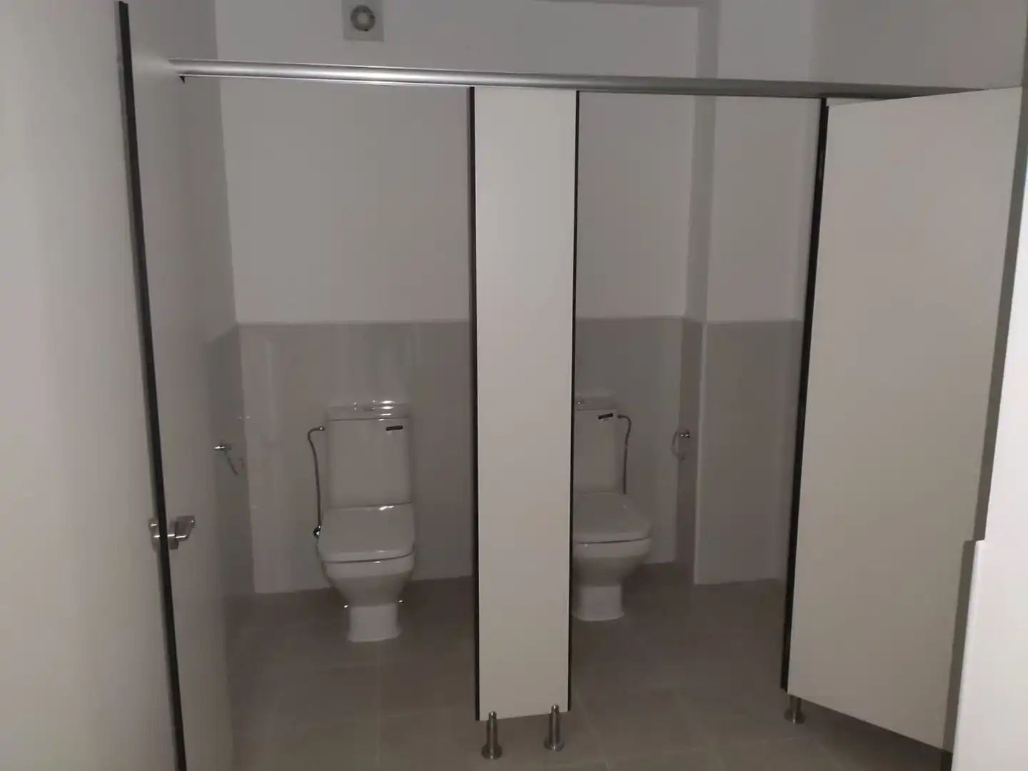 Badezimmer von Büro zur Miete in Neda