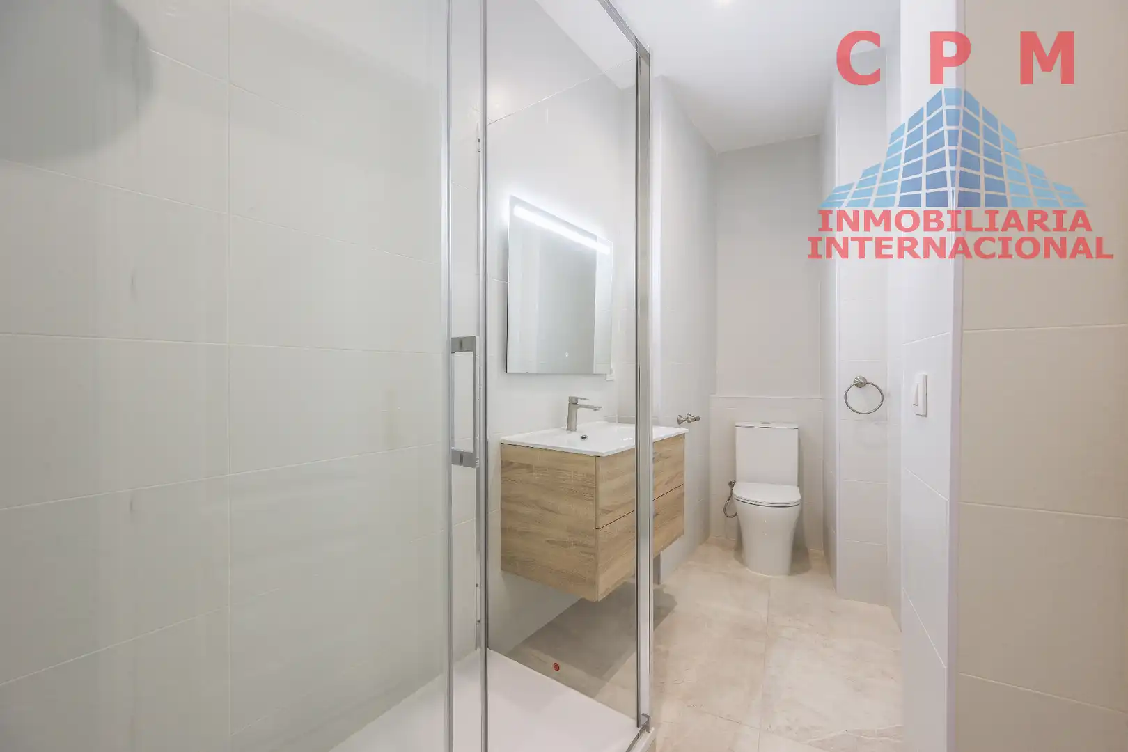 Bathroom of Flat for rent in Madrid  with Air Conditioner, Heating and Parquet flooring