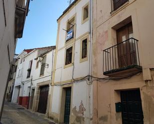 Vista exterior de Pis en venda en Plasencia amb Jardí privat i Moblat