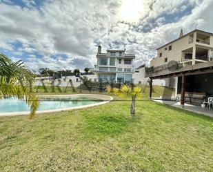 Vista exterior de Casa o xalet en venda en Lepe amb Aire condicionat, Terrassa i Piscina