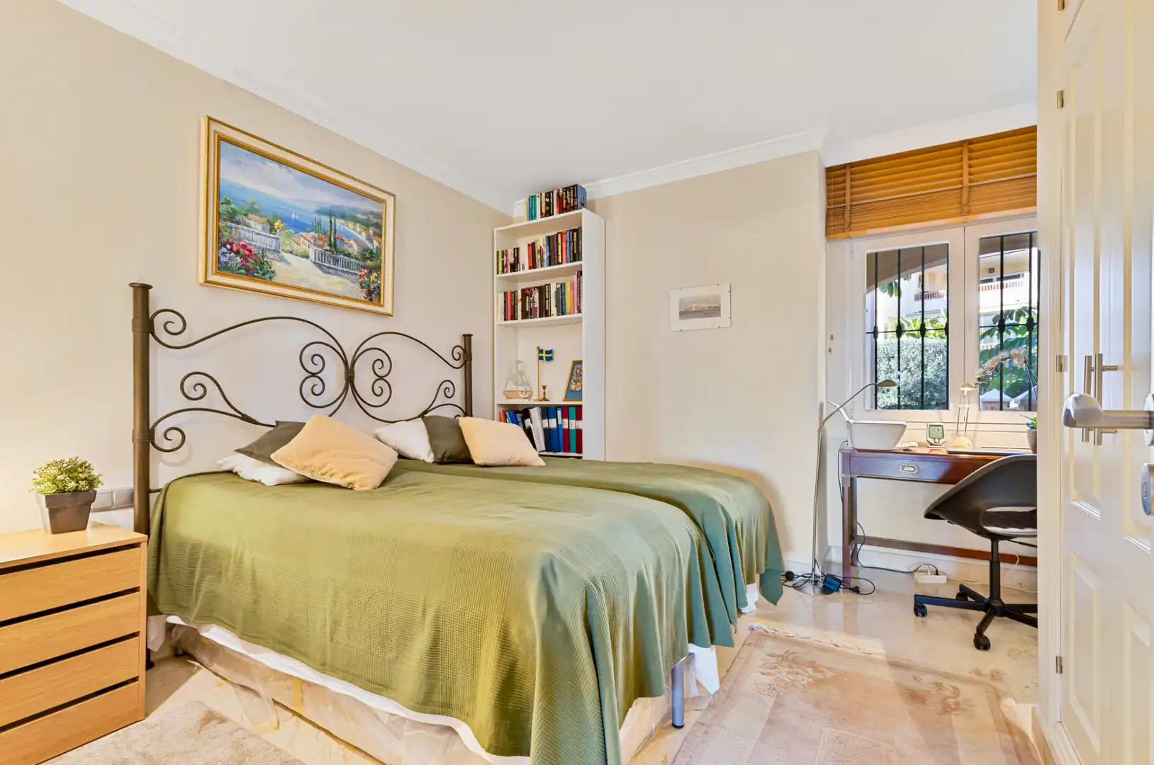 Schlafzimmer von Dachboden zum Verkauf in Estepona mit Klimaanlage, Heizung und Terrasse