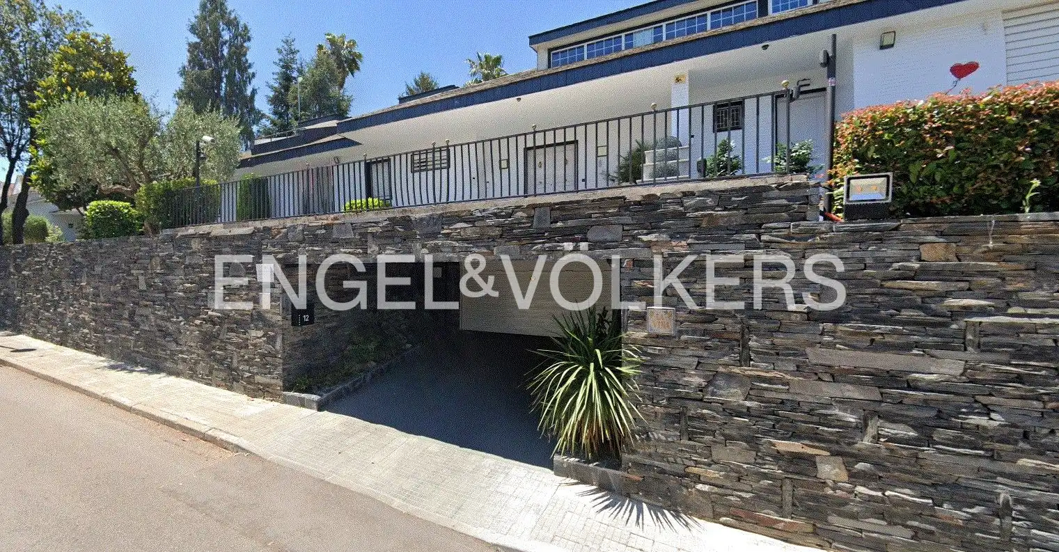 Vista exterior de Casa o xalet de lloguer en Sant Cugat del Vallès amb Calefacció