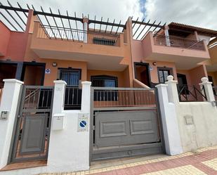 Vista exterior de Casa adosada en venda en Adeje amb Jardí privat, Terrassa i Traster
