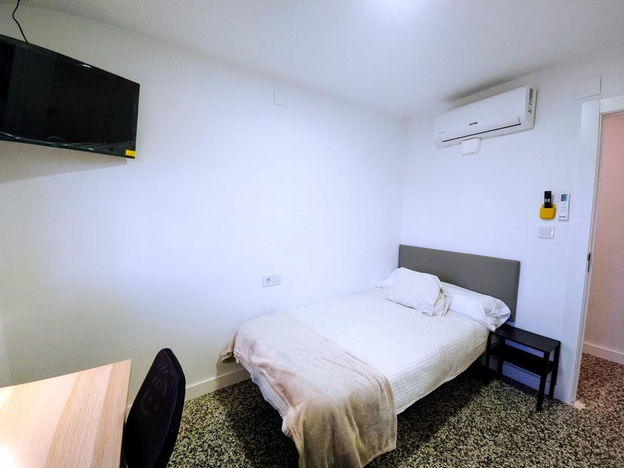 Dormitori de Pis per a compartir en  Granada Capital amb Aire condicionat, Calefacció i Moblat