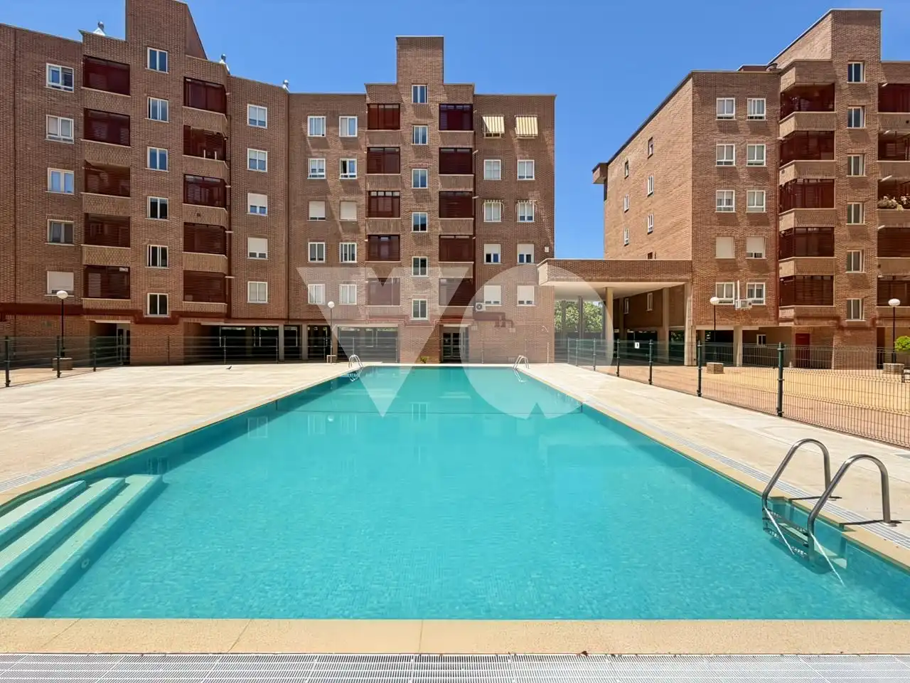 Schwimmbecken von Wohnung zum Verkauf in Madrid mit Klimaanlage, Heizung und Parkett