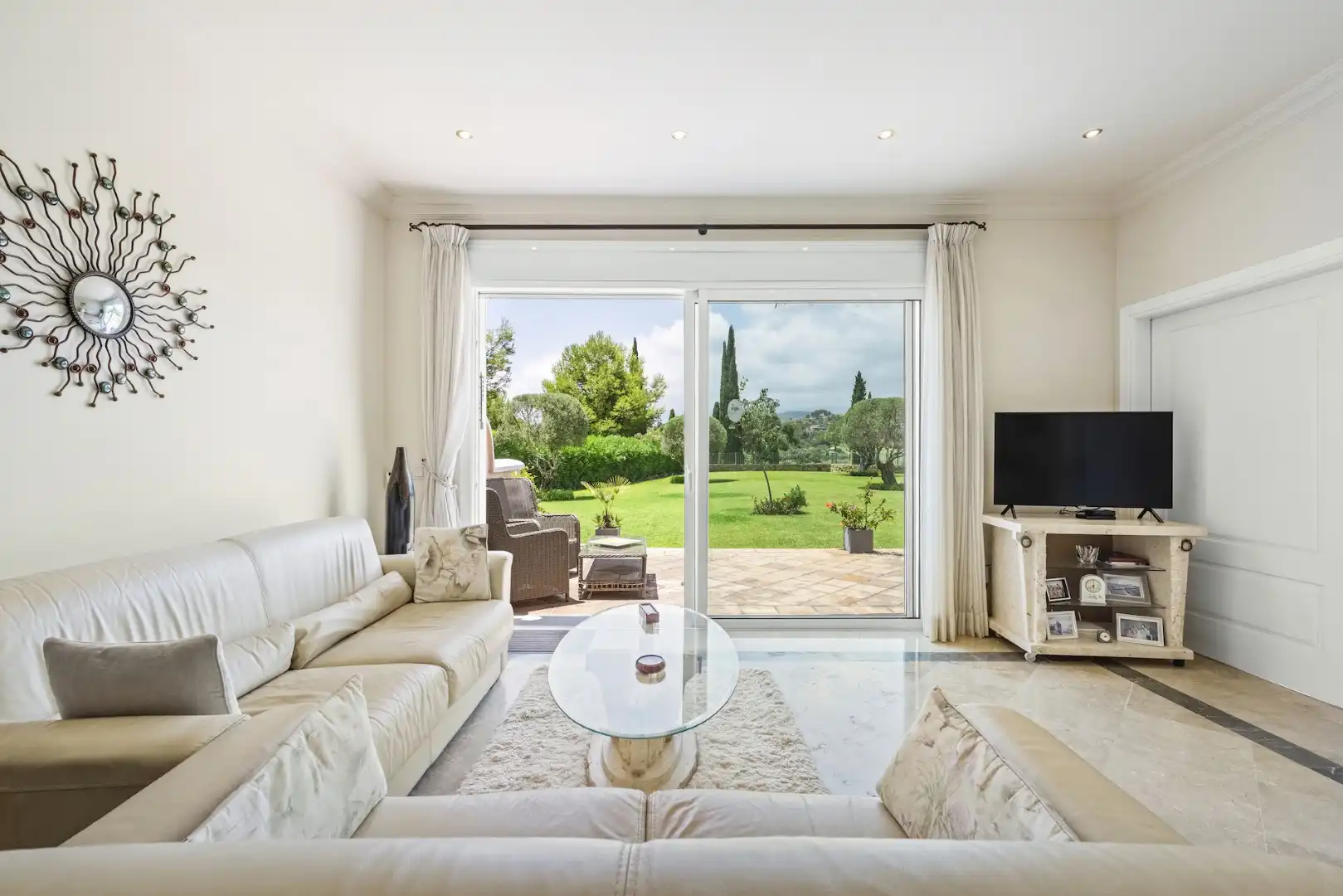 Sala de estar de Planta baja en venta en Benahavís con Aire acondicionado, Terraza y Piscina