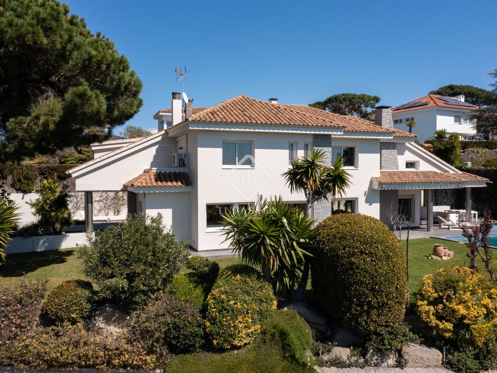Vista exterior de Casa o xalet en venda en Alella amb Aire condicionat, Calefacció i Jardí privat