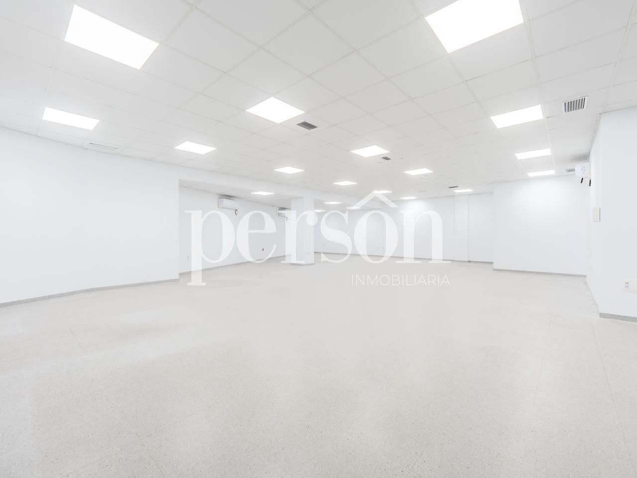 Premises to rent in  Valencia Capital  with Air Conditioner