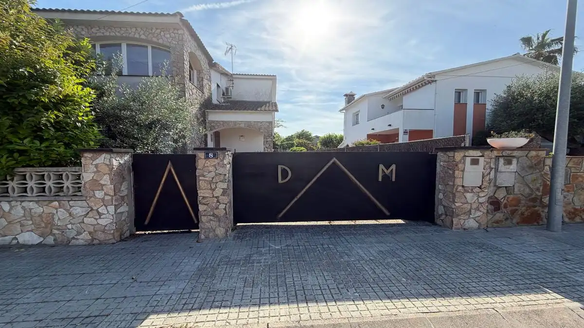Chalet en venta en CL ROSSINYOL 8